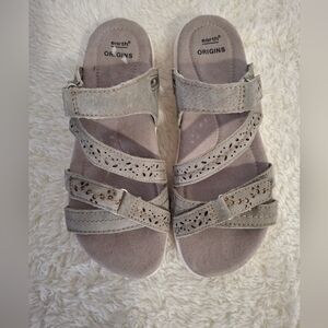 Earth Origins Women's Light Green Sandals Size 7.